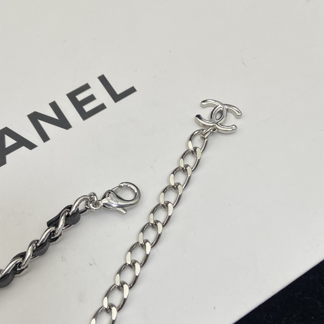 Chanel's new black leather double C necklace is a lazy and casual sweet and cool girl's must-have fashionable outfit