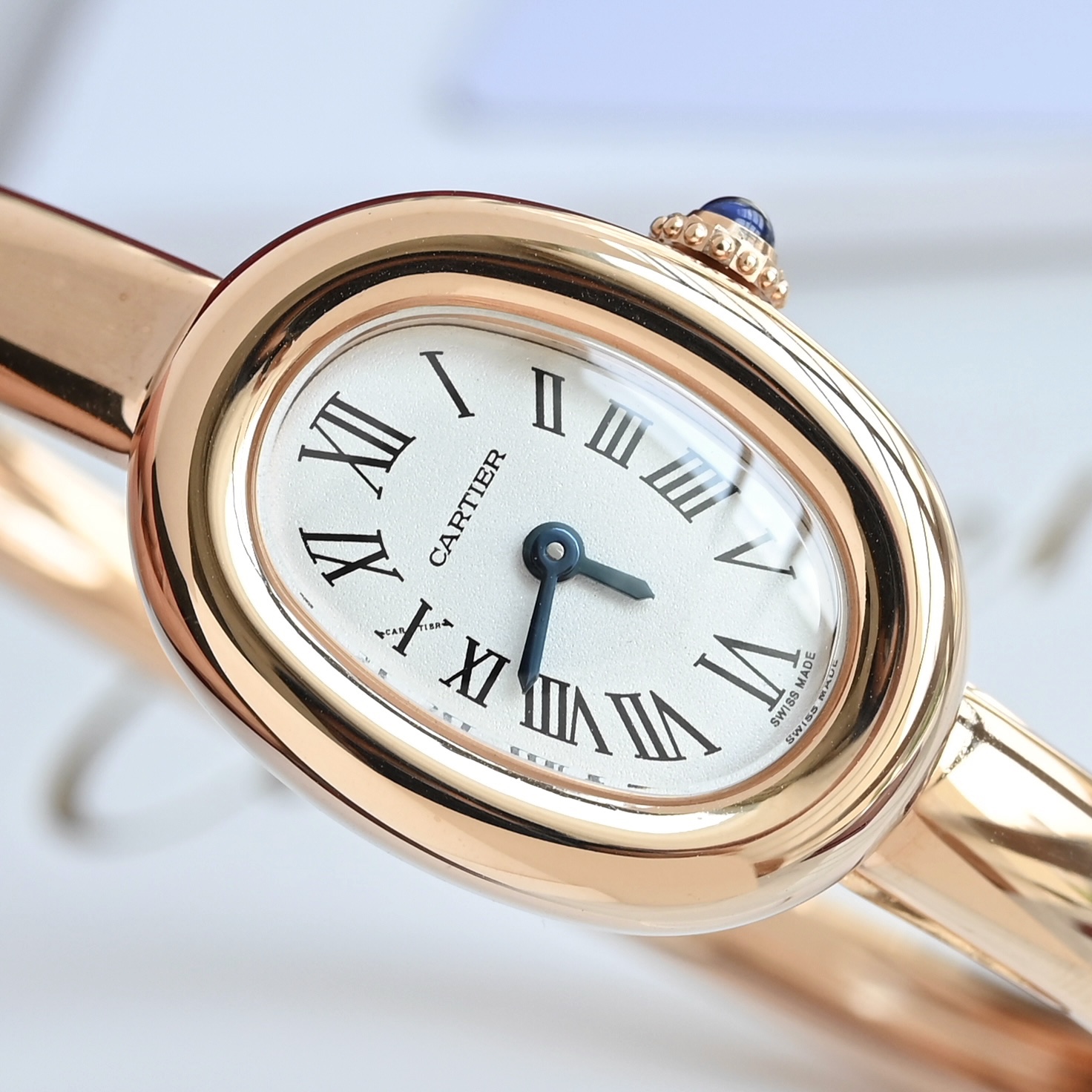 The new Cartier bathtub bracelet watch, 18k gold-plated version! A classic piece from Cartier's bathtub series watch. The all-new 'Baignoire' bathtub bracelet watch.