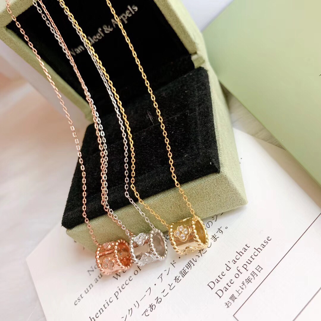 Van Cleef & Arpels kaleidoscope necklace set with diamonds