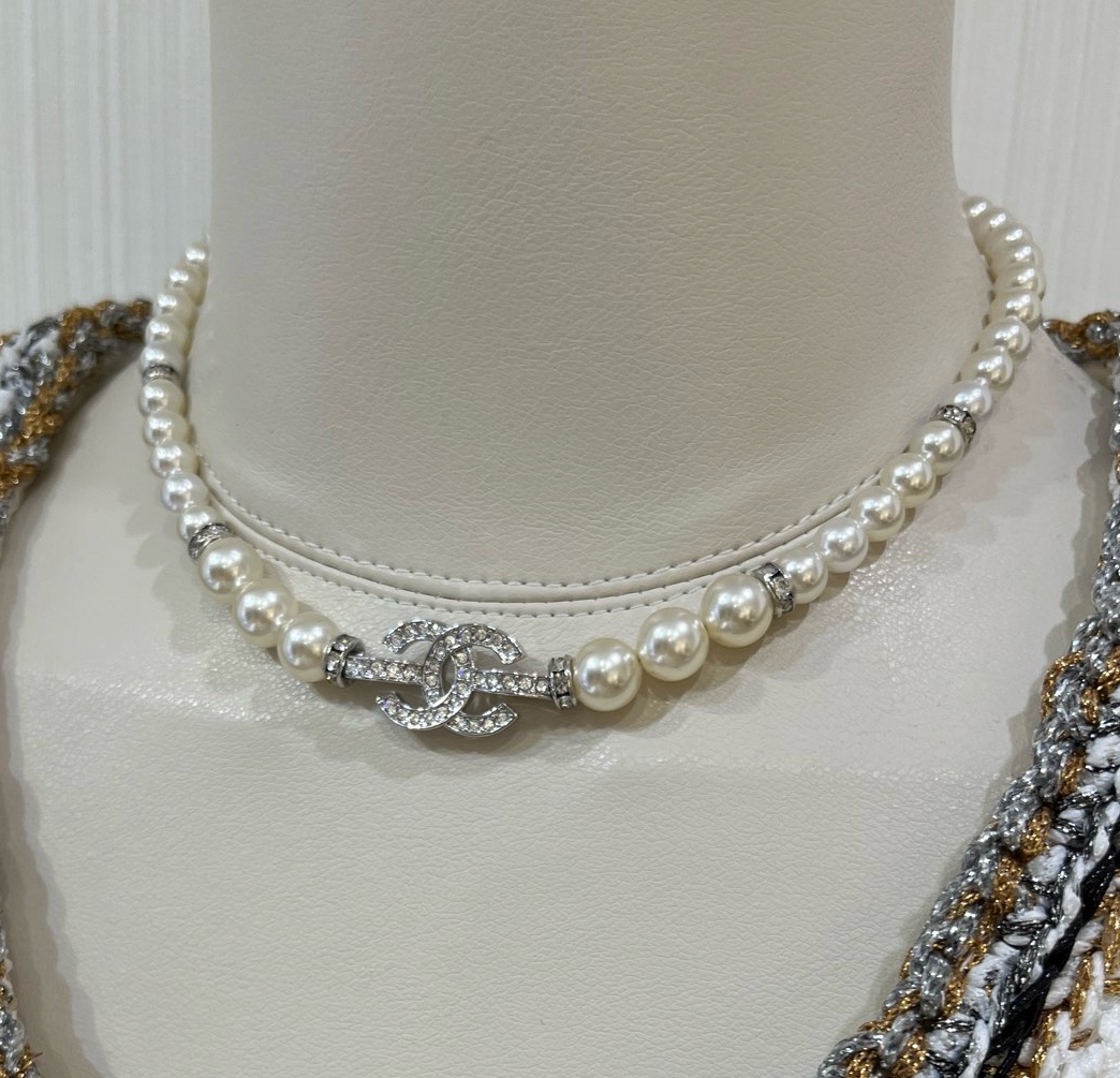 Chanel's new silver All-Diamond Double C Pearl Necklacechoker All-Diamond Double C➕ Pearl Chain Super Perfect for Everyday Wear This season's worthwhile collection