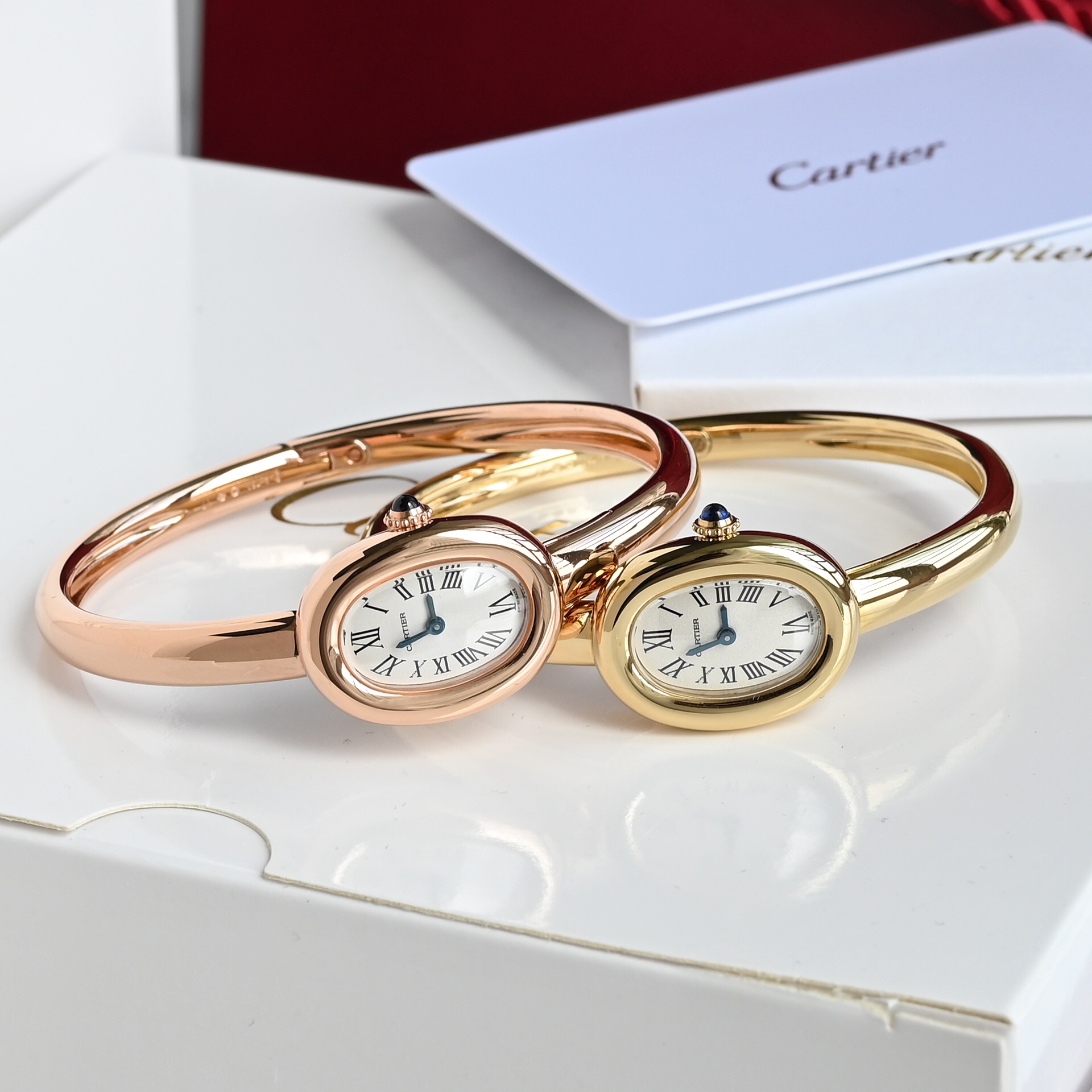 The new Cartier bathtub bracelet watch, 18k gold-plated version! A classic piece from Cartier's bathtub series watch. The all-new 'Baignoire' bathtub bracelet watch.