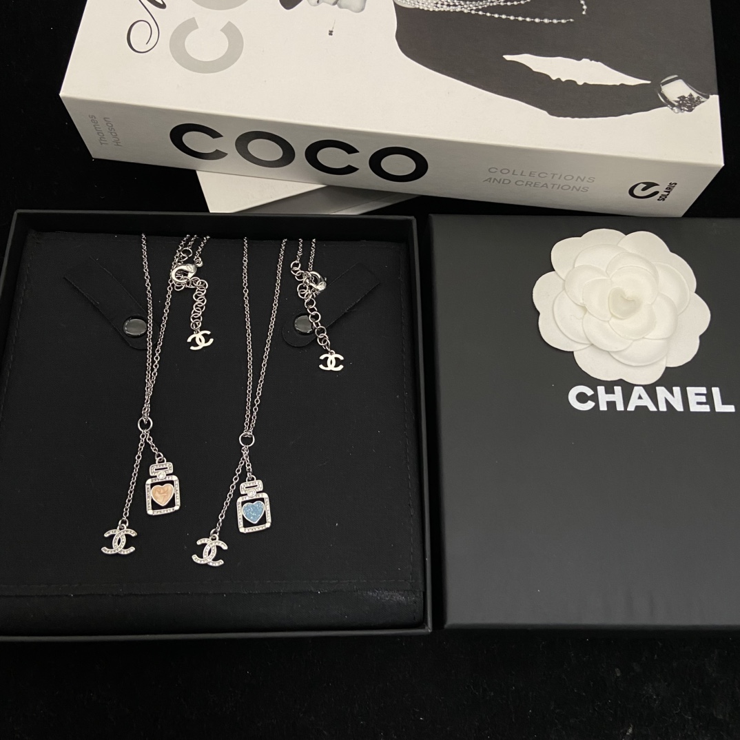 Chanel's new perfume bottle love enamel necklace is cool in summer and super versatile