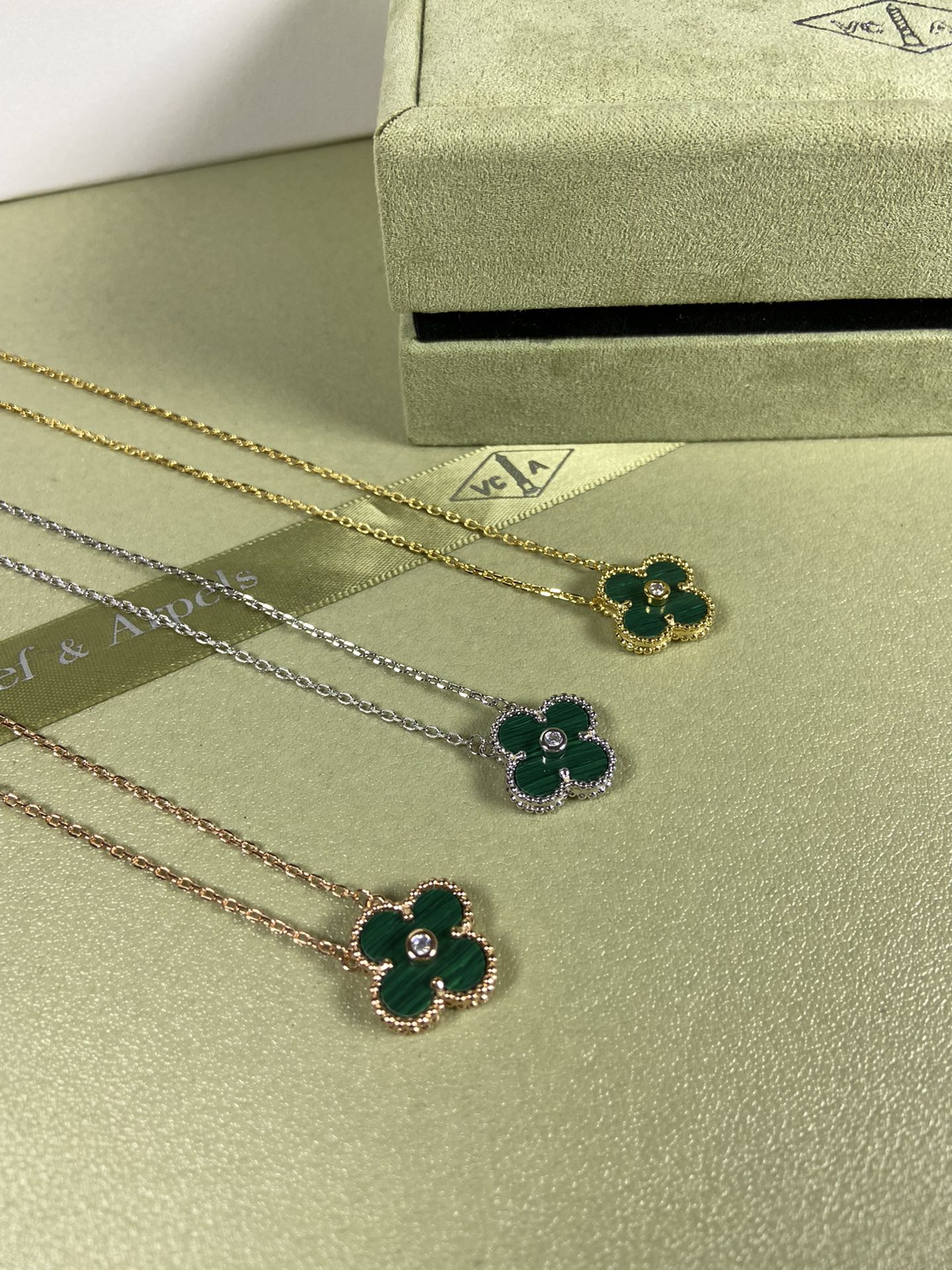 Van Cleef & Arpels malachite clover necklace