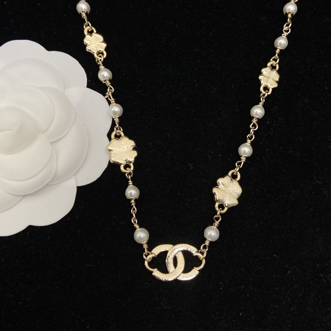 Chanel's new four-leaf clover enamel necklace Black and white enamel matching