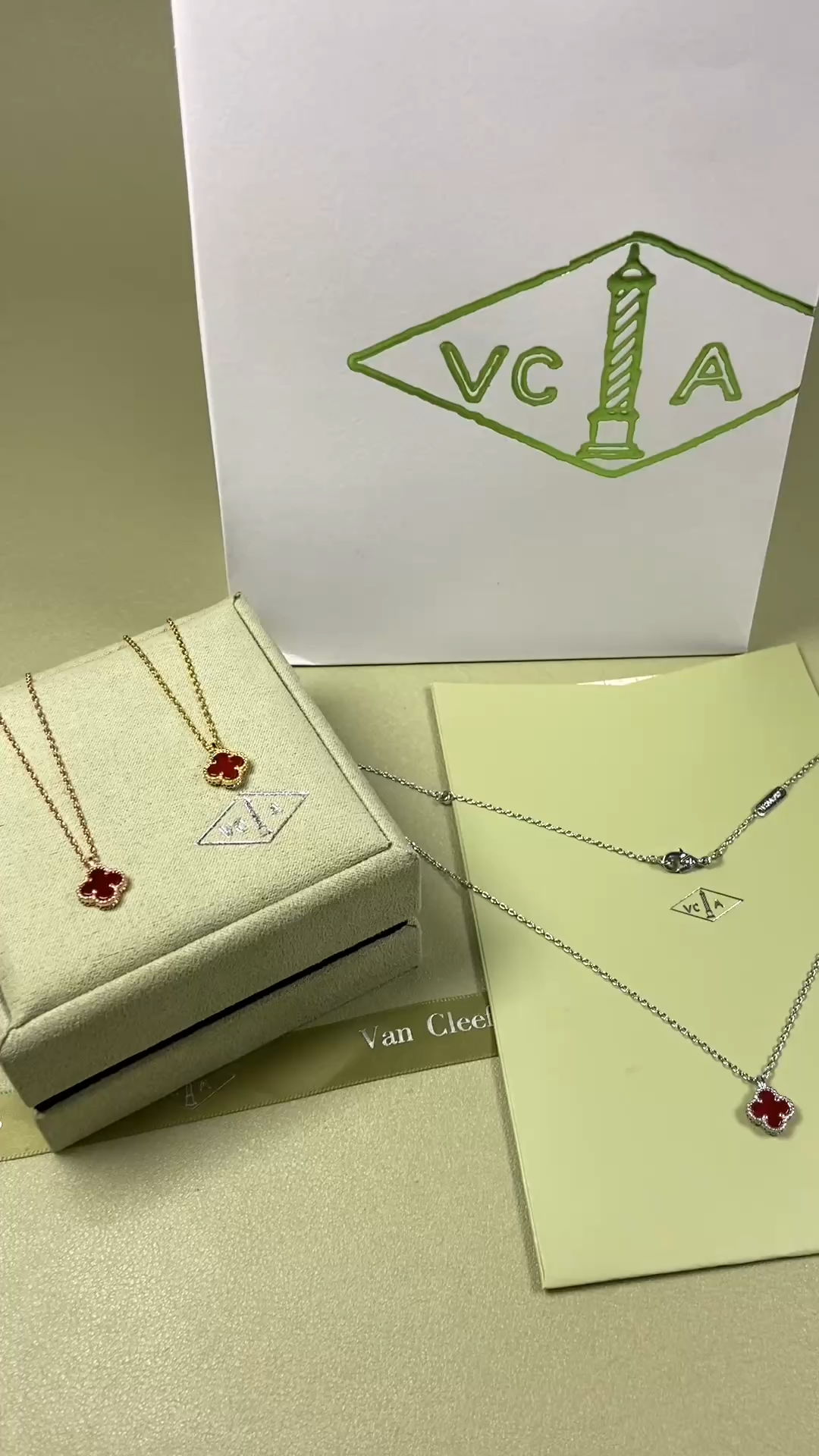 Van Cleef & Arpels mini carnelian clover necklace