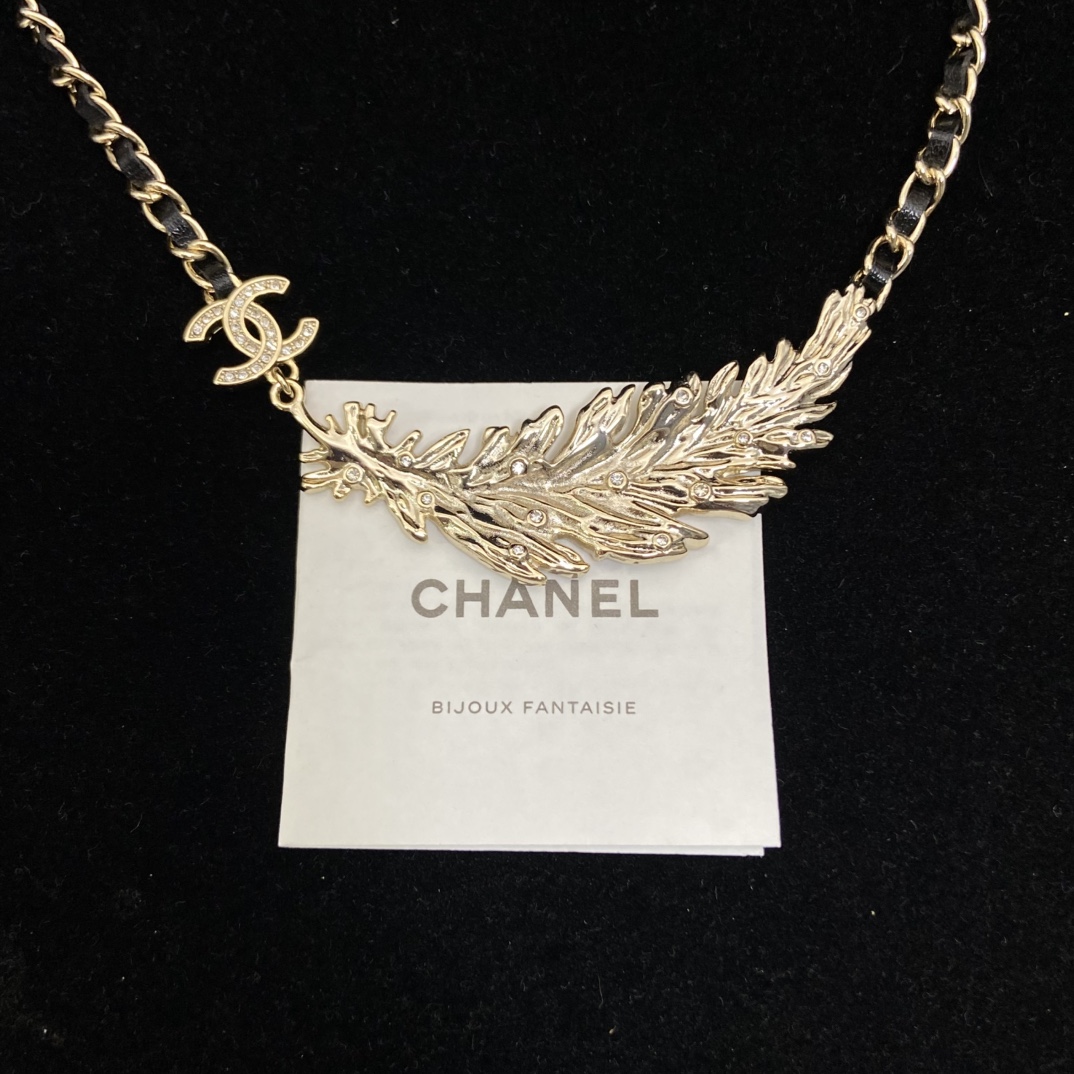 Chanel Double C is full of diamonds and feathers and wears a leather necklace, sweet and cool girly temperament