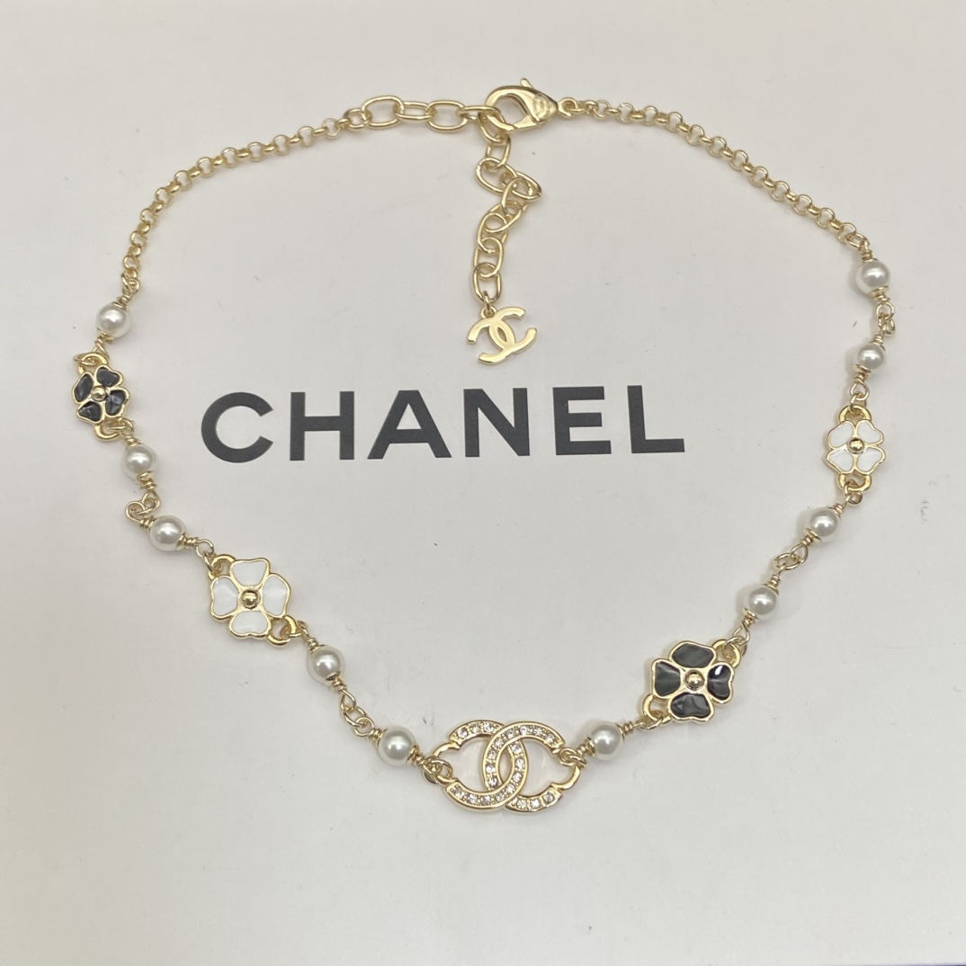 Chanel's new four-leaf clover enamel necklace Black and white enamel matching