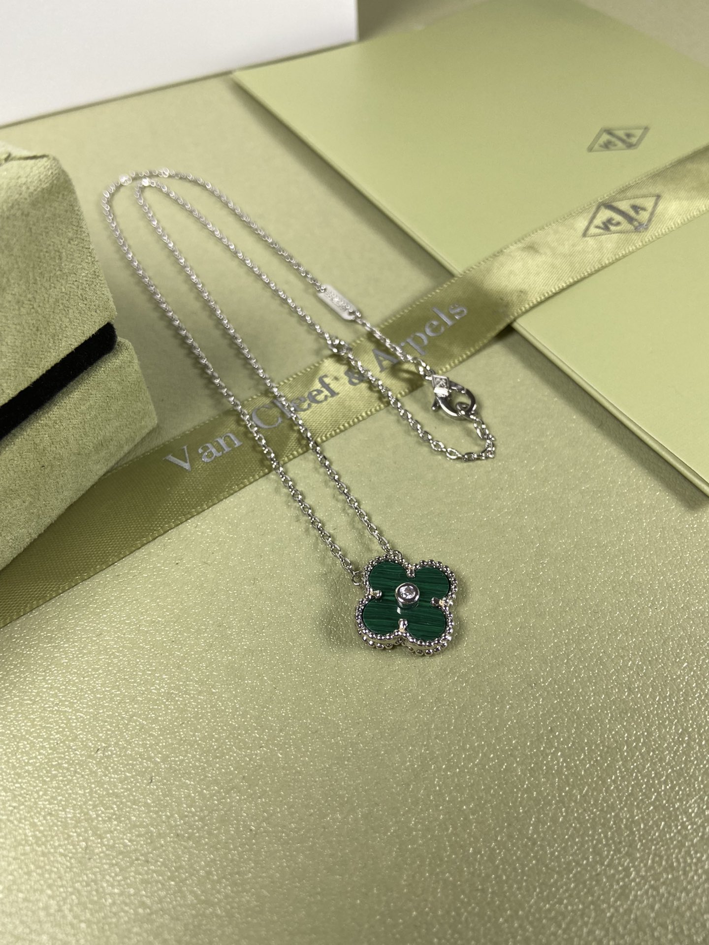 Van Cleef & Arpels malachite clover necklace