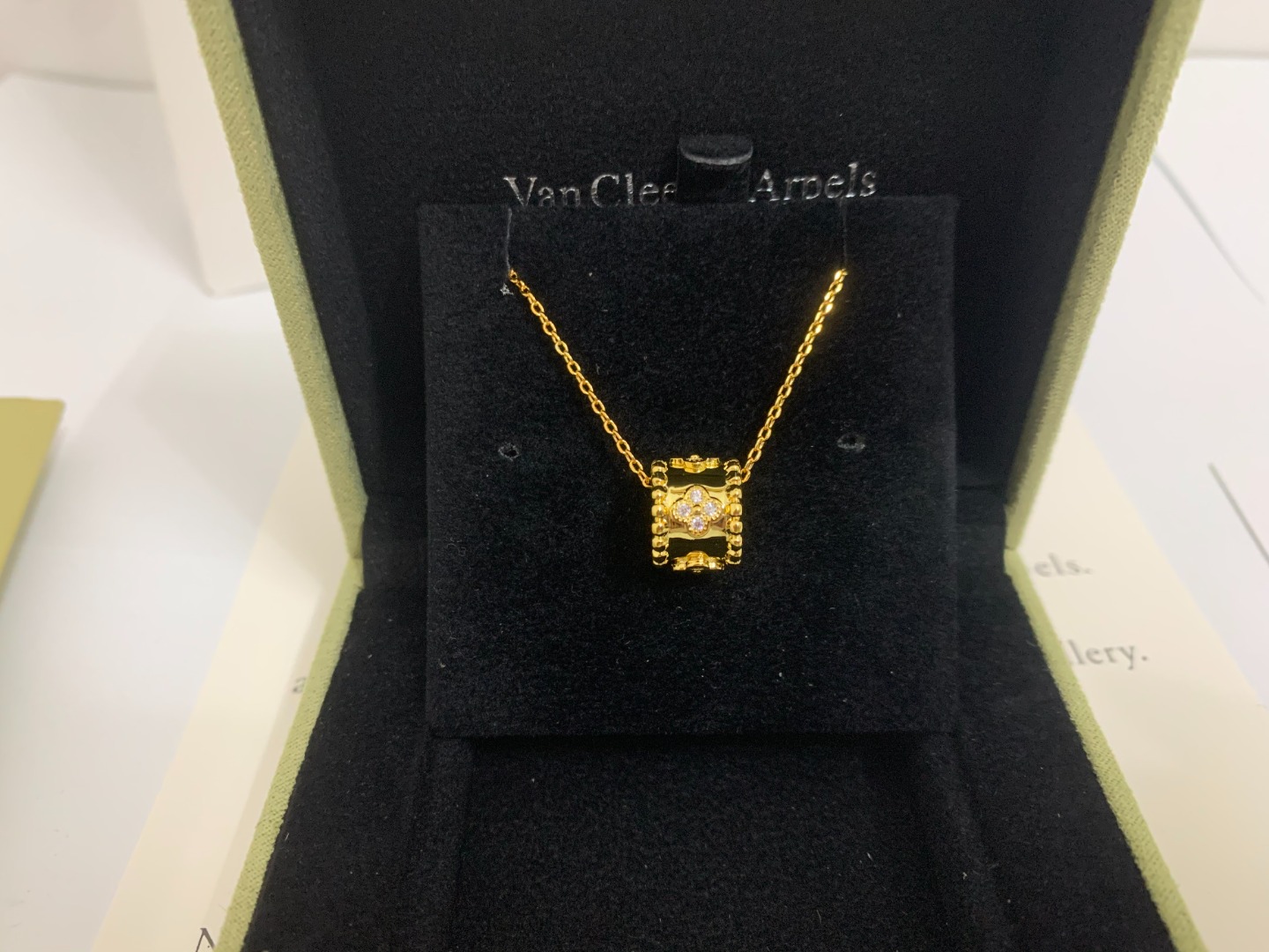 Van Cleef & Arpels kaleidoscope necklace set with diamonds