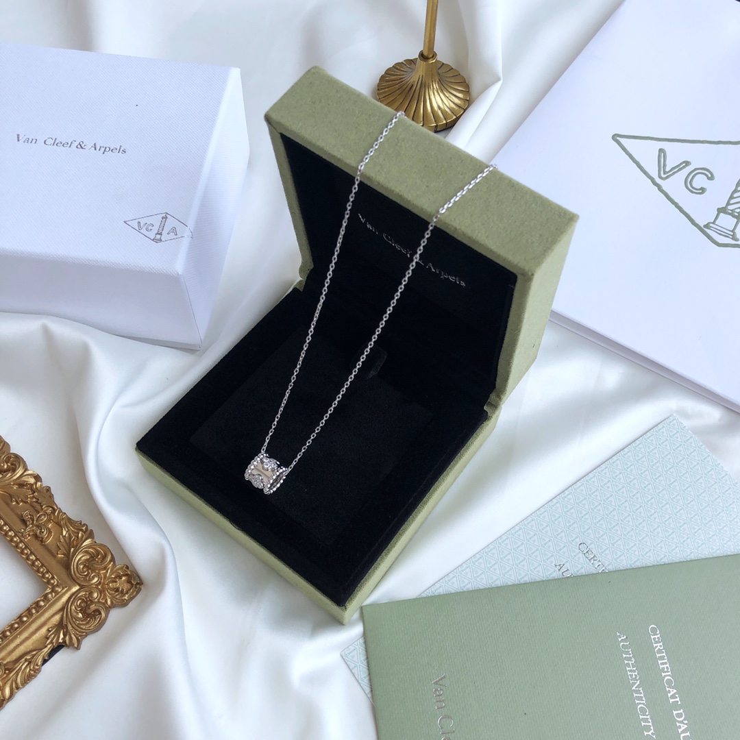 Van Cleef & Arpels kaleidoscope necklace set with diamonds