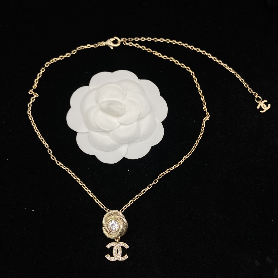 Chanel's new brushed diamond double C necklace is a rich daughter's temperament