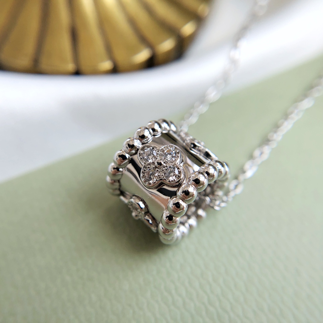 Van Cleef & Arpels kaleidoscope necklace set with diamonds