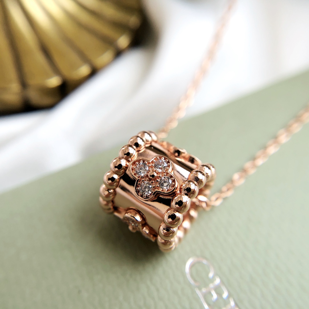 Van Cleef & Arpels kaleidoscope necklace set with diamonds