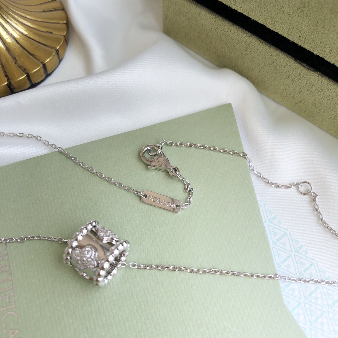 Van Cleef & Arpels kaleidoscope necklace set with diamonds