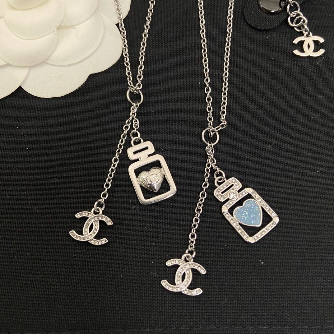 Chanel's new perfume bottle love enamel necklace is cool in summer and super versatile
