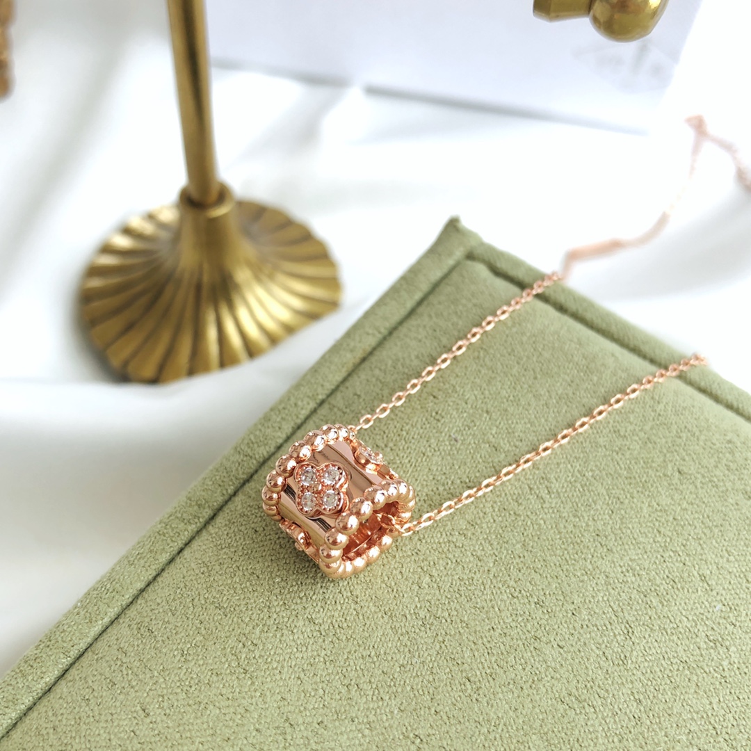 Van Cleef & Arpels kaleidoscope necklace set with diamonds