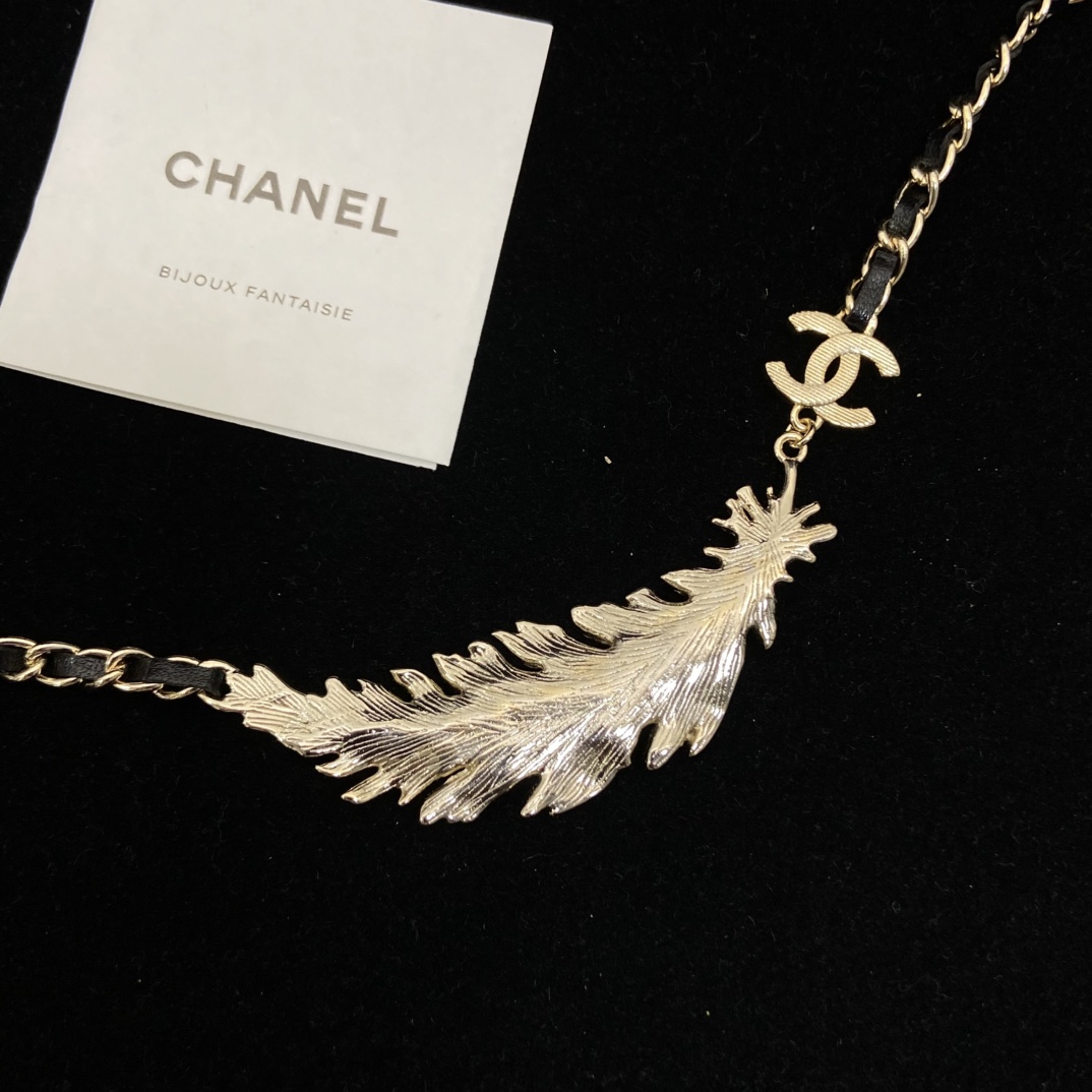 Chanel Double C is full of diamonds and feathers and wears a leather necklace, sweet and cool girly temperament
