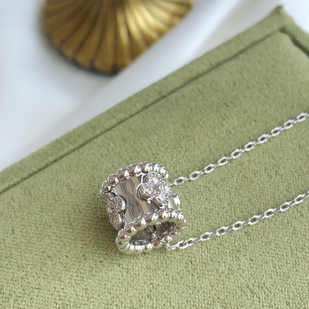 Van Cleef & Arpels kaleidoscope necklace set with diamonds