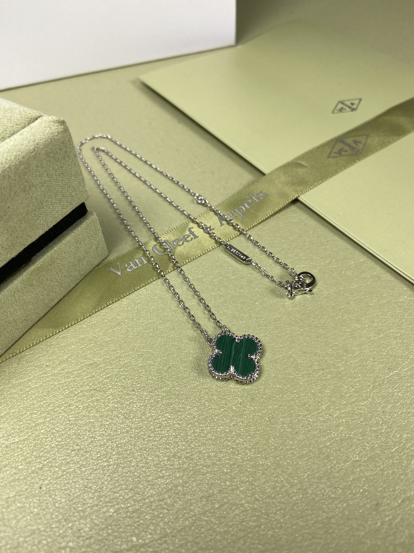 Van Cleef & Arpels malachite clover necklace