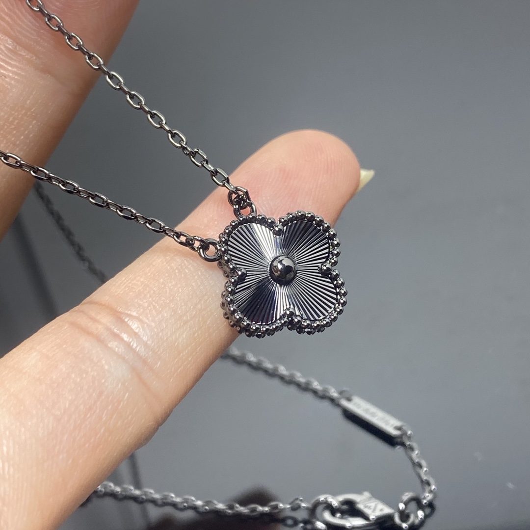 Van Cleef & Arpels laser clover necklace