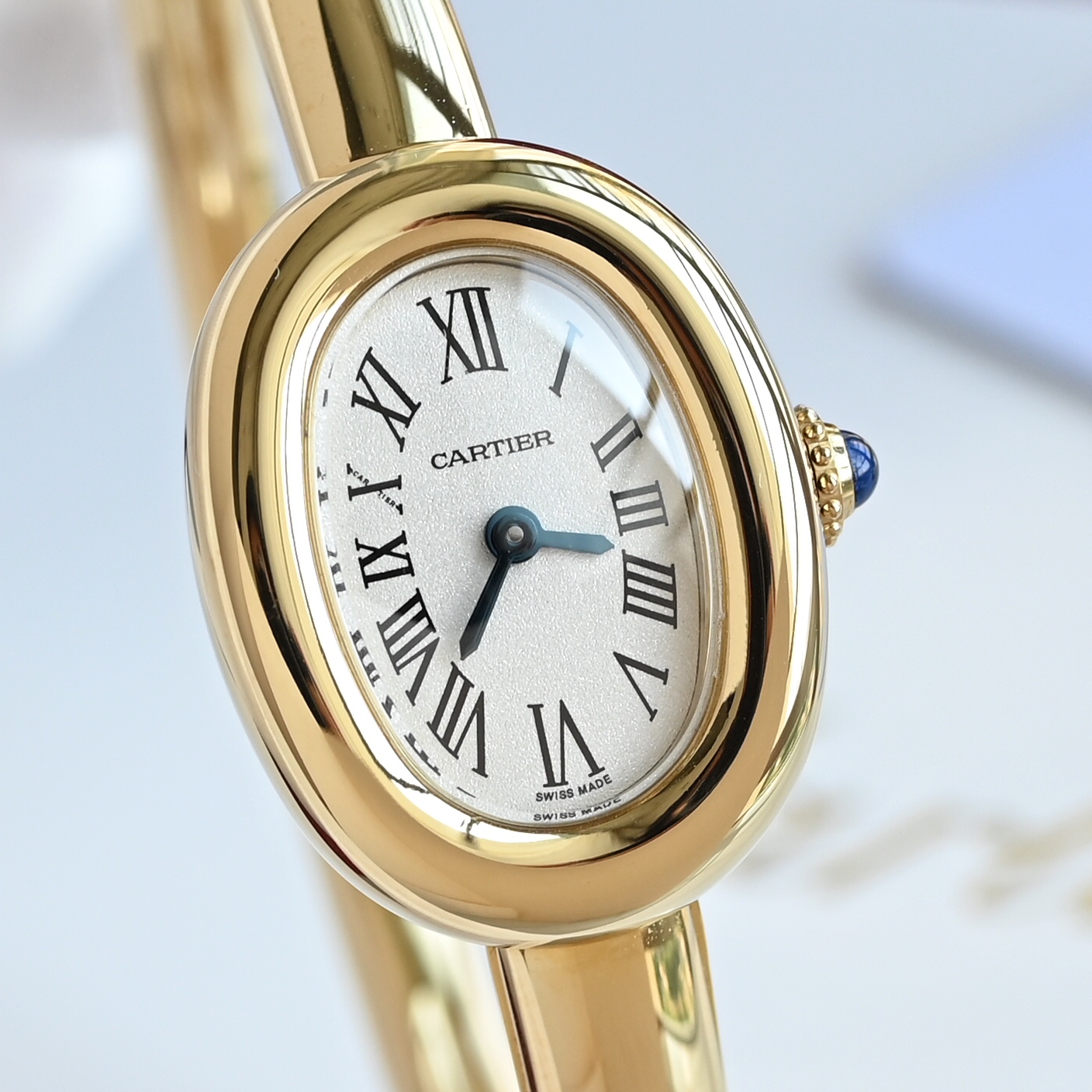 The new Cartier bathtub bracelet watch, 18k gold-plated version! A classic piece from Cartier's bathtub series watch. The all-new 'Baignoire' bathtub bracelet watch.