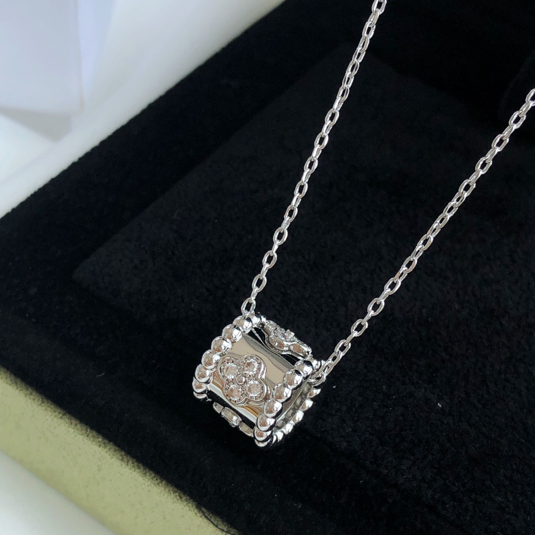 Van Cleef & Arpels kaleidoscope necklace set with diamonds