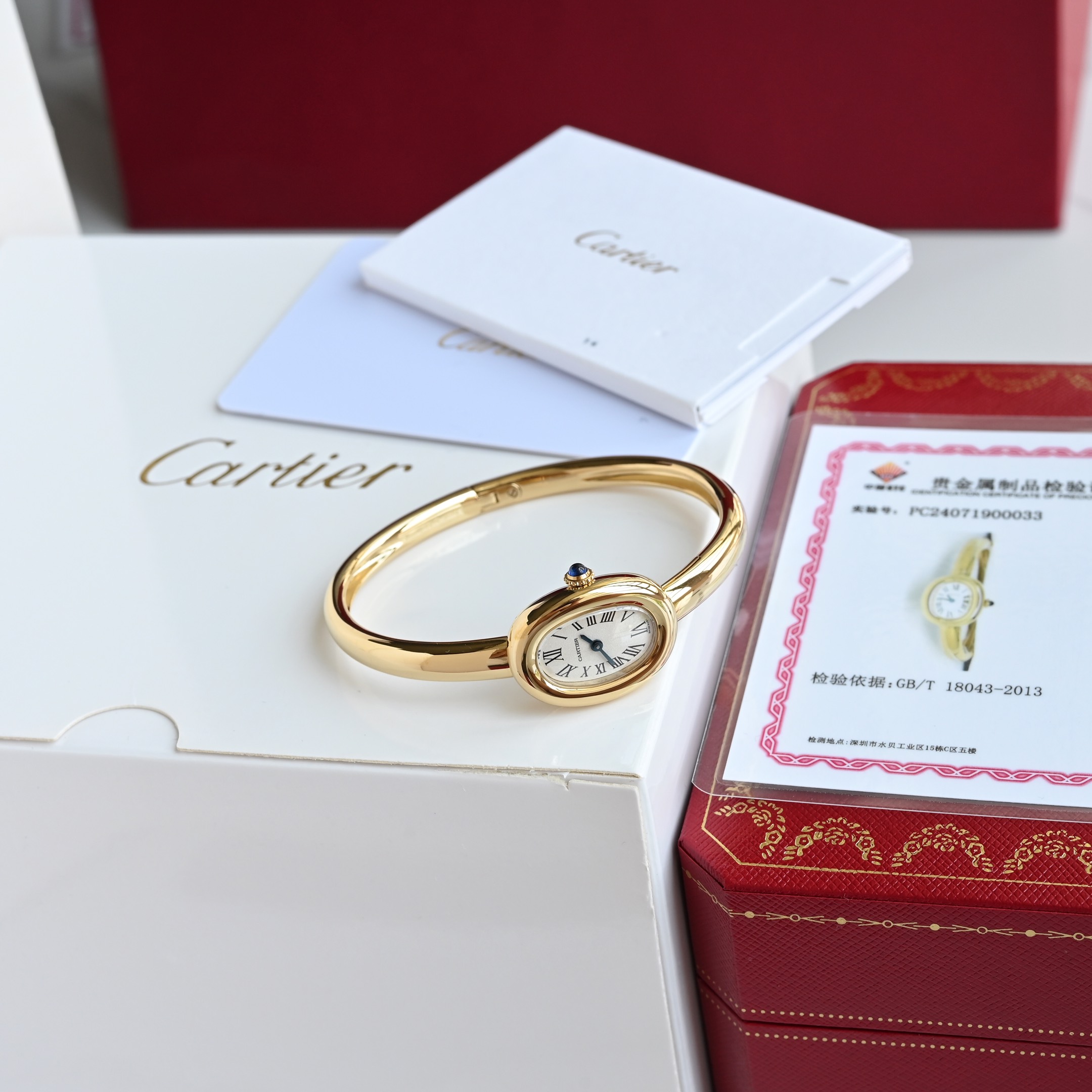 The new Cartier bathtub bracelet watch, 18k gold-plated version! A classic piece from Cartier's bathtub series watch. The all-new 'Baignoire' bathtub bracelet watch.