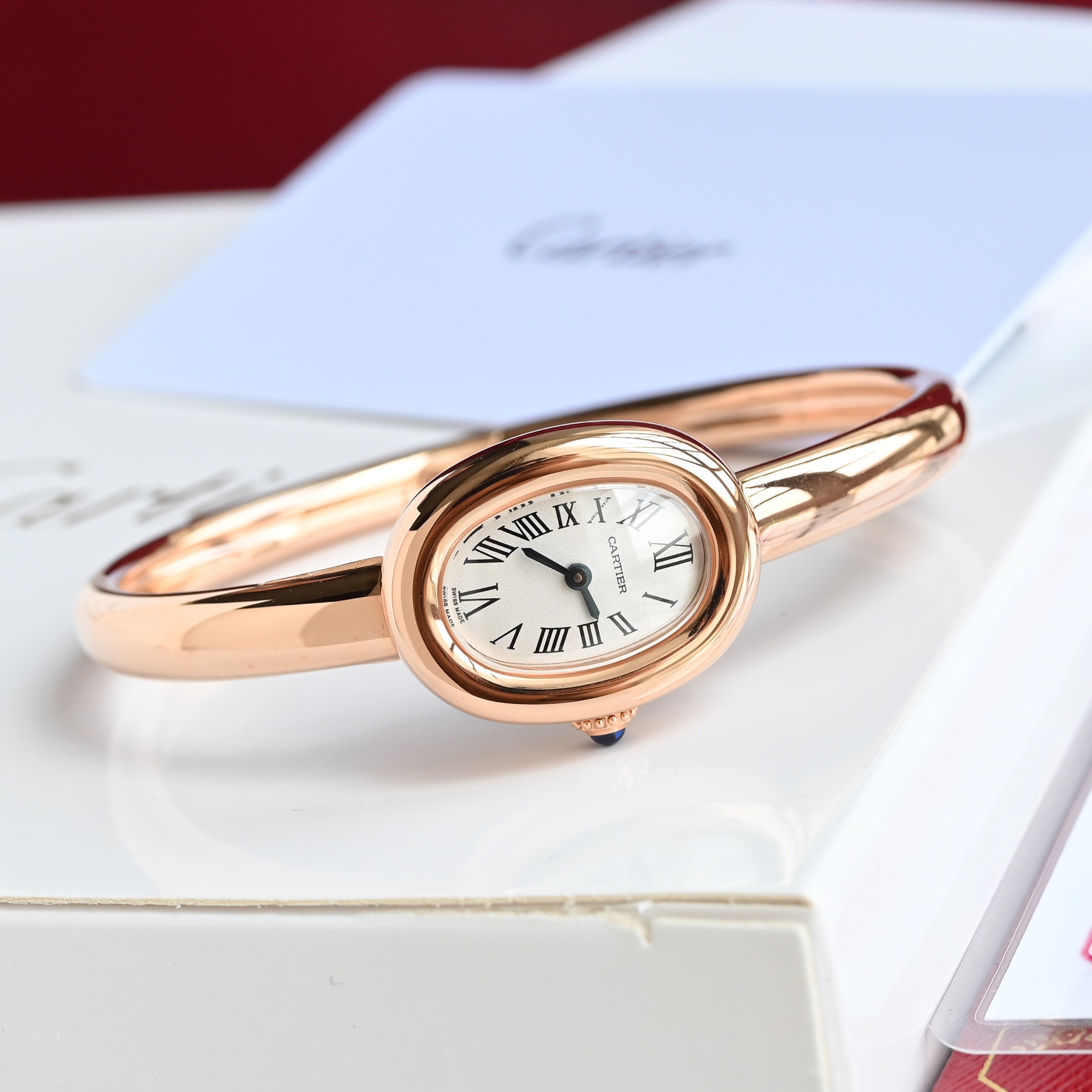 The new Cartier bathtub bracelet watch, 18k gold-plated version! A classic piece from Cartier's bathtub series watch. The all-new 'Baignoire' bathtub bracelet watch.