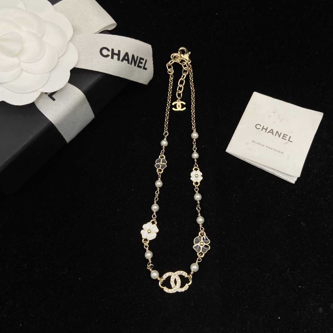 Chanel's new four-leaf clover enamel necklace Black and white enamel matching