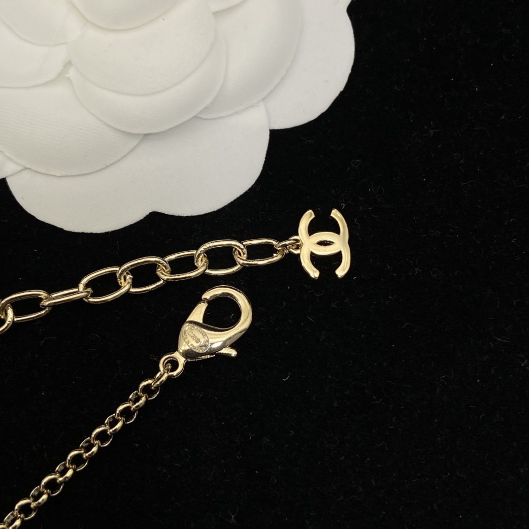 Chanel's new four-leaf clover enamel necklace Black and white enamel matching