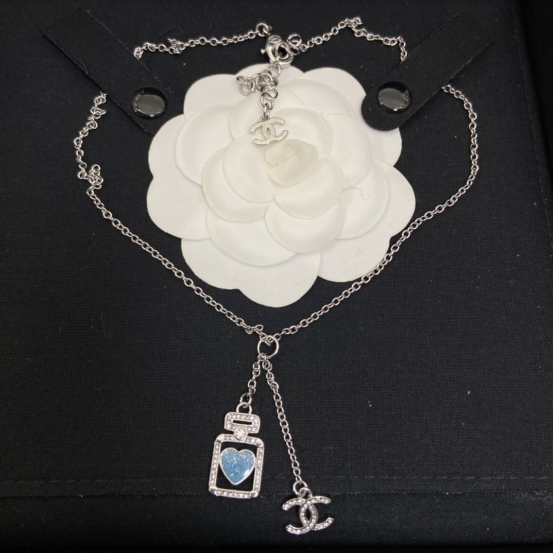 Chanel's new perfume bottle love enamel necklace is cool in summer and super versatile