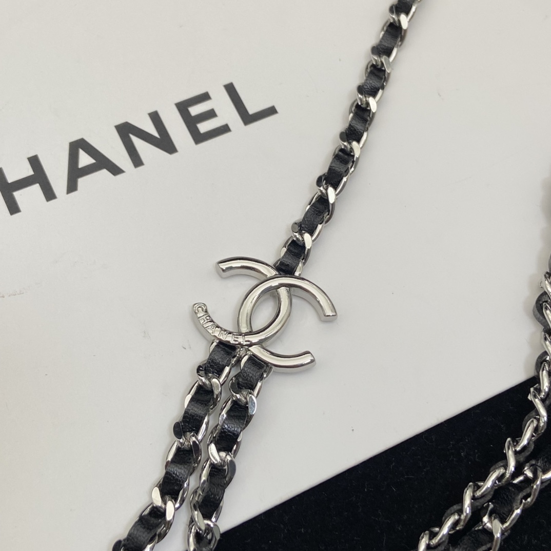 Chanel's new black leather double C necklace is a lazy and casual sweet and cool girl's must-have fashionable outfit
