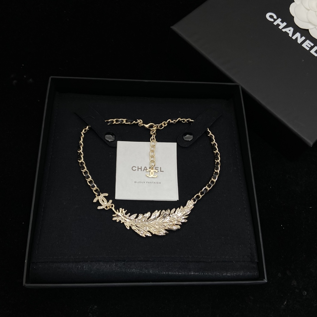 Chanel Double C is full of diamonds and feathers and wears a leather necklace, sweet and cool girly temperament