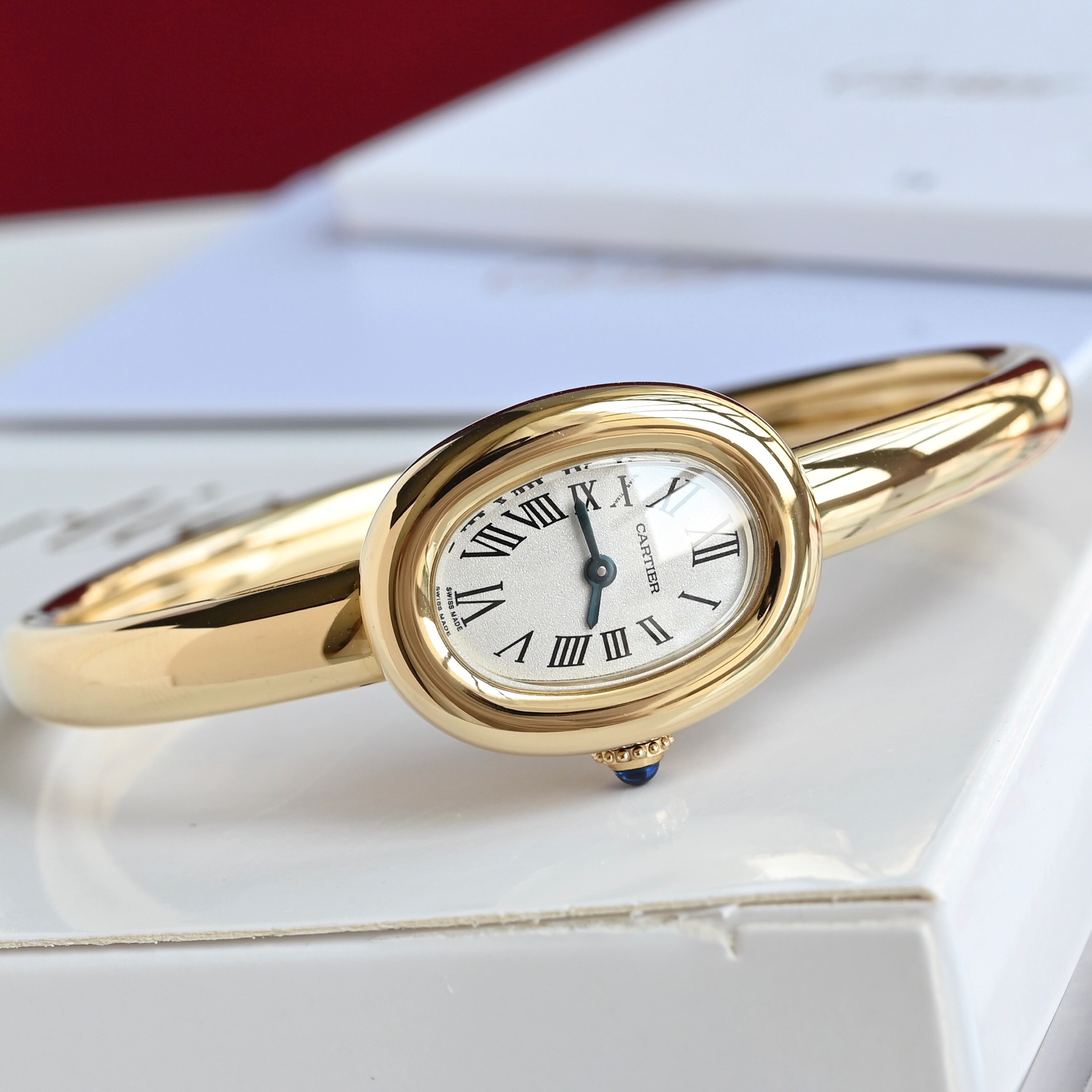 The new Cartier bathtub bracelet watch, 18k gold-plated version! A classic piece from Cartier's bathtub series watch. The all-new 'Baignoire' bathtub bracelet watch.