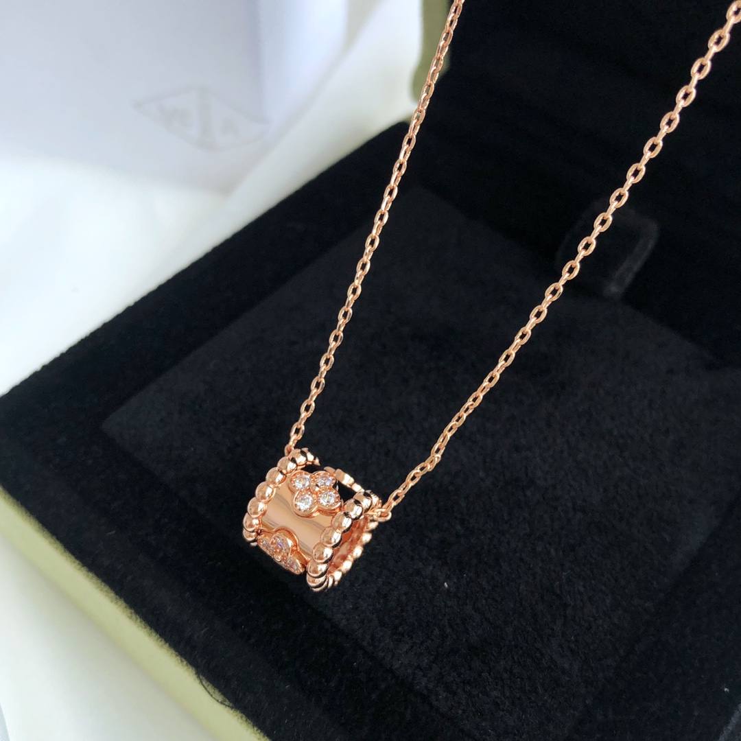 Van Cleef & Arpels kaleidoscope necklace set with diamonds