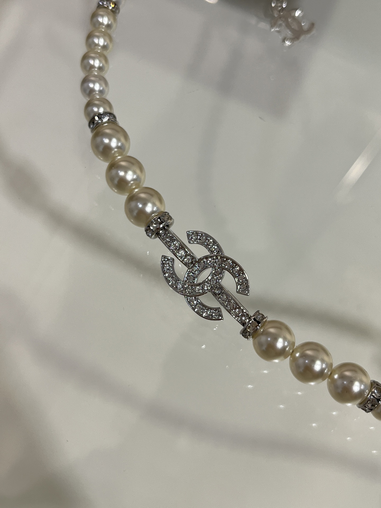 Chanel's new silver All-Diamond Double C Pearl Necklacechoker All-Diamond Double C➕ Pearl Chain Super Perfect for Everyday Wear This season's worthwhile collection