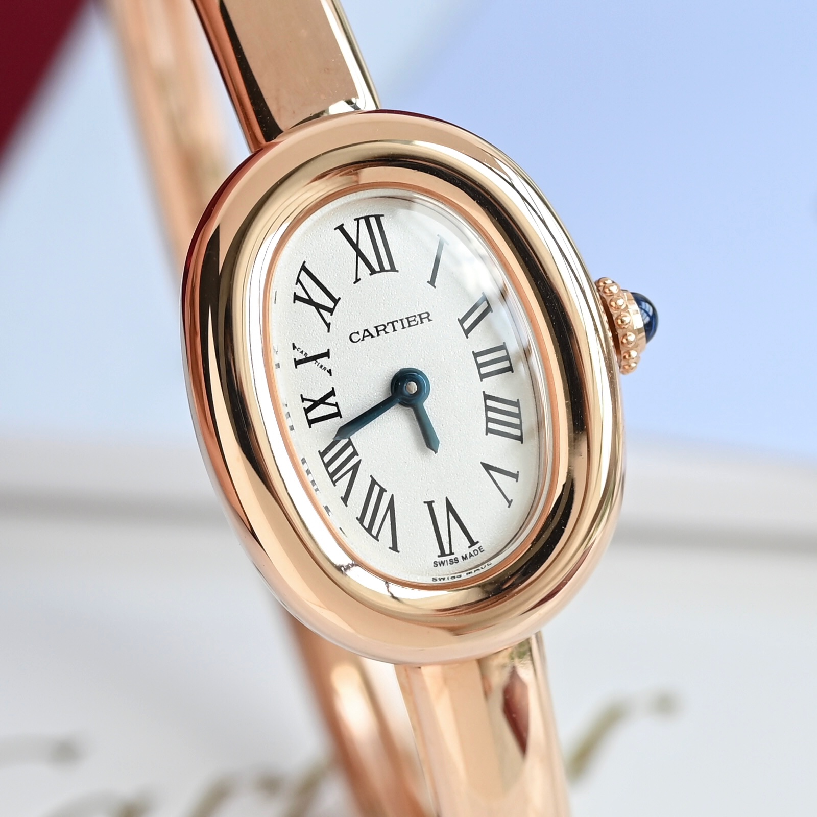 The new Cartier bathtub bracelet watch, 18k gold-plated version! A classic piece from Cartier's bathtub series watch. The all-new 'Baignoire' bathtub bracelet watch.