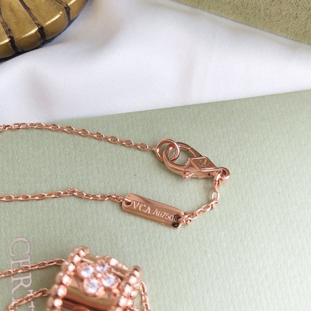 Van Cleef & Arpels kaleidoscope necklace set with diamonds