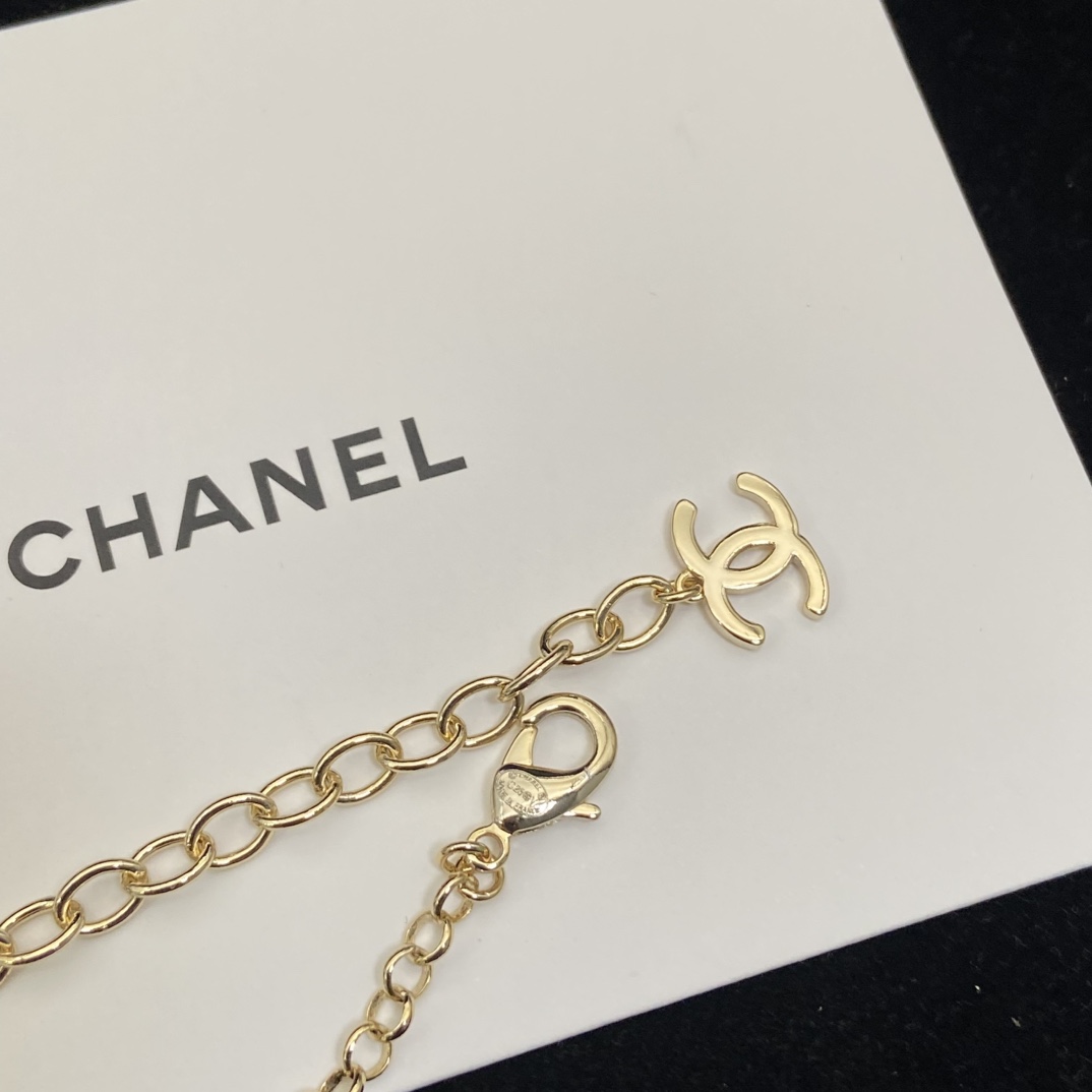 Chanel pink enamel double C pearl necklace Extravagant, elegant, cute and playful, versatile and everyday