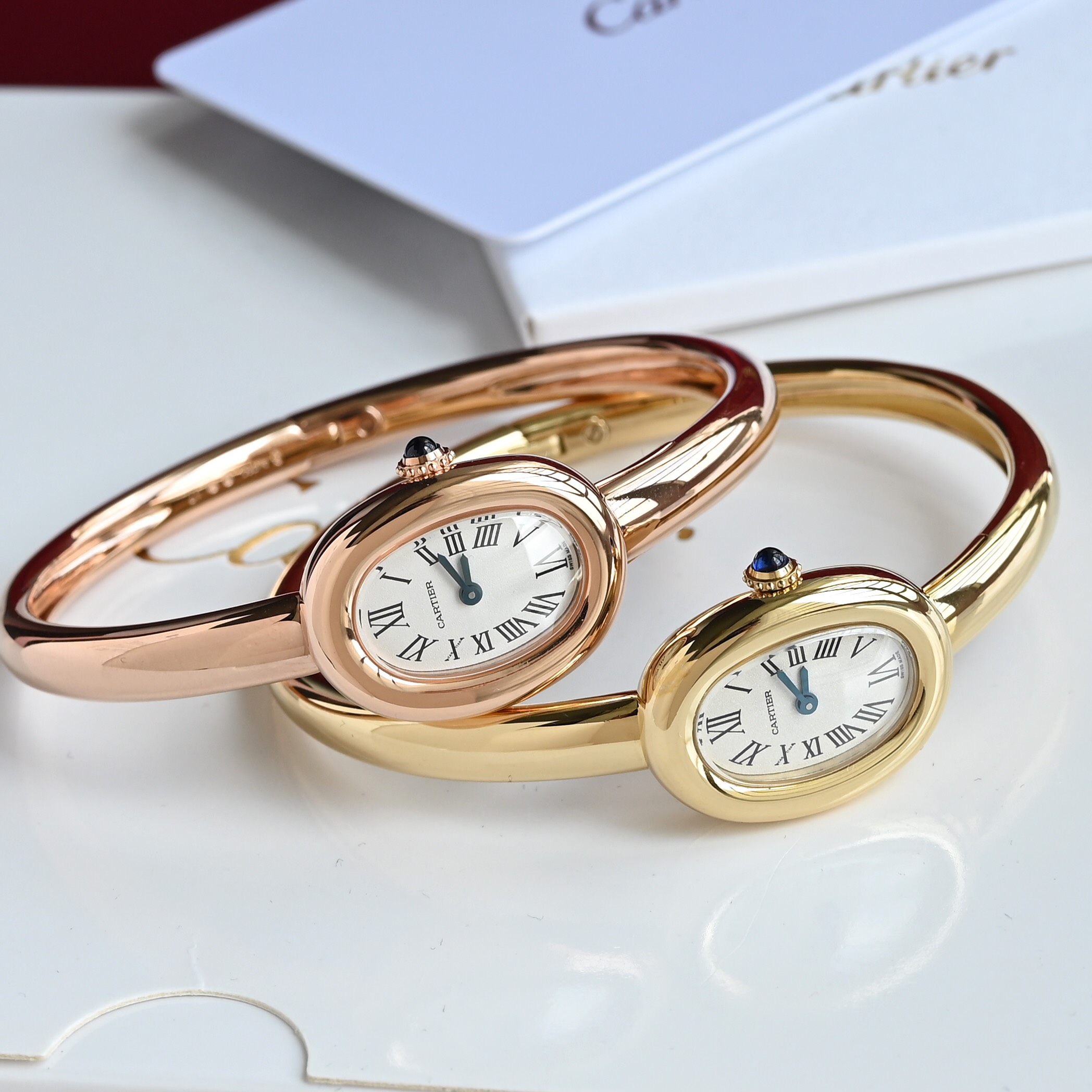 The new Cartier bathtub bracelet watch, 18k gold-plated version! A classic piece from Cartier's bathtub series watch. The all-new 'Baignoire' bathtub bracelet watch.
