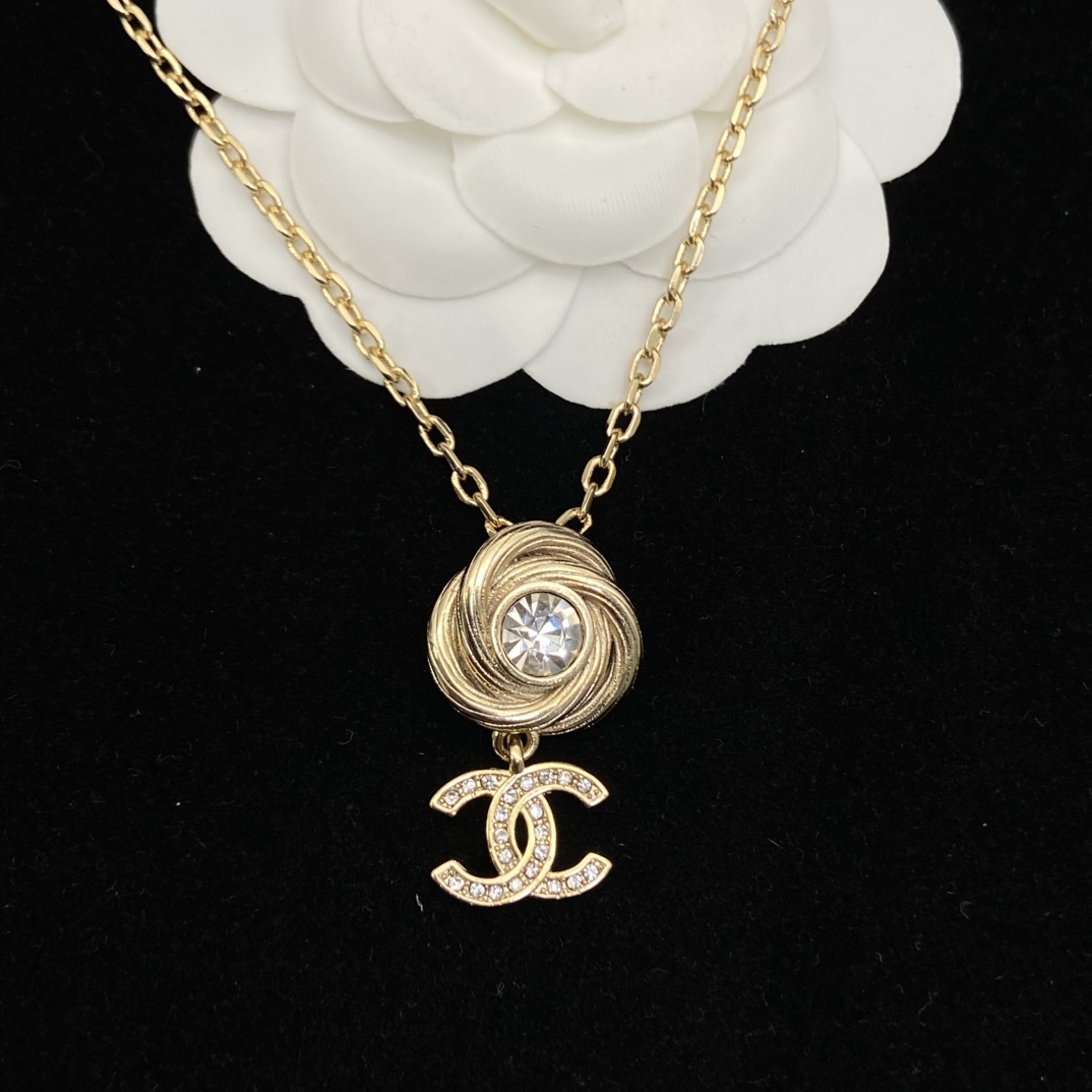 Chanel's new brushed diamond double C necklace is a rich daughter's temperament