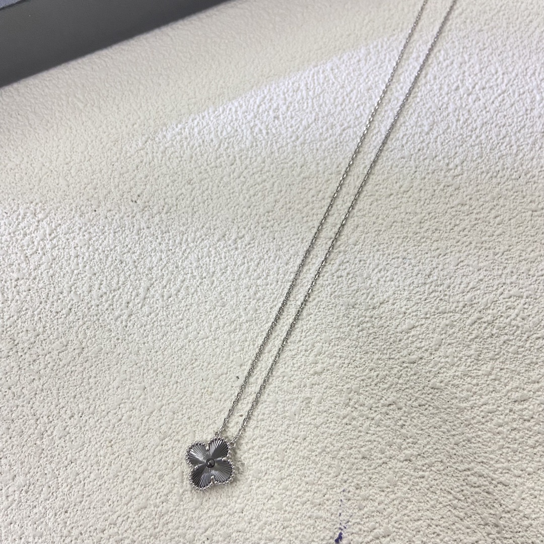 Van Cleef & Arpels laser clover necklace