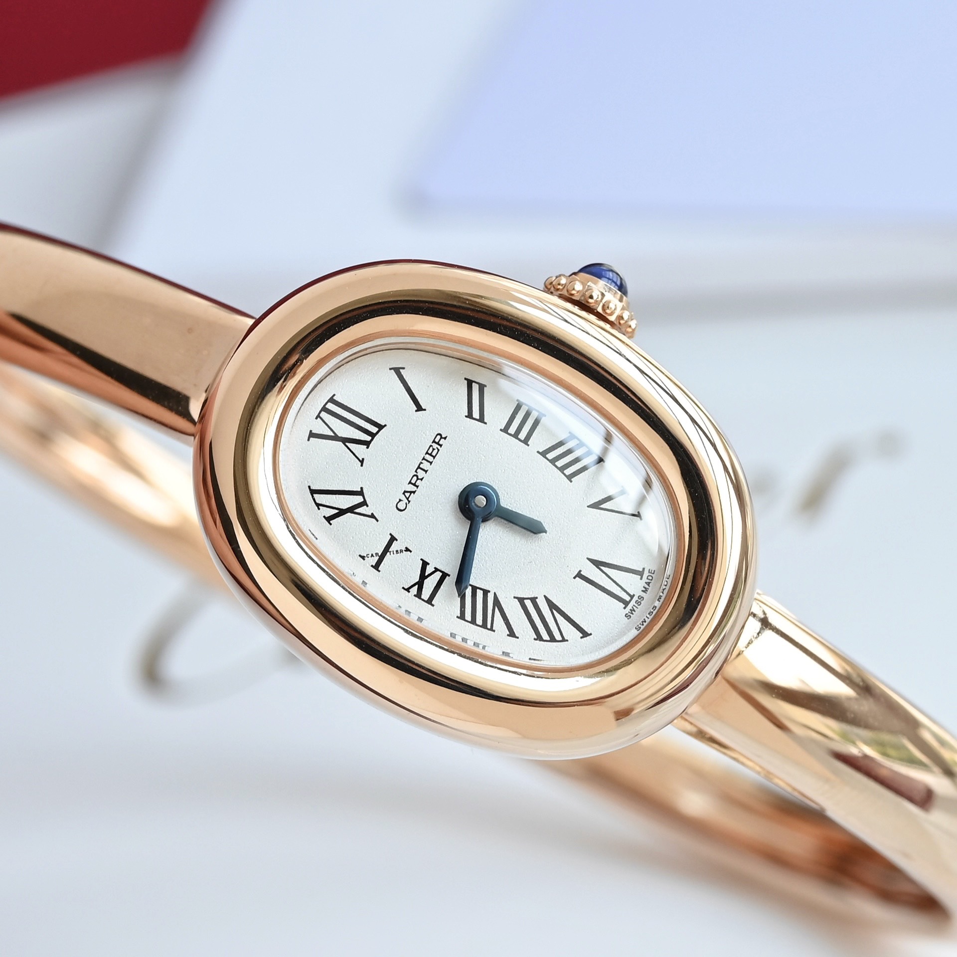The new Cartier bathtub bracelet watch, 18k gold-plated version! A classic piece from Cartier's bathtub series watch. The all-new 'Baignoire' bathtub bracelet watch.