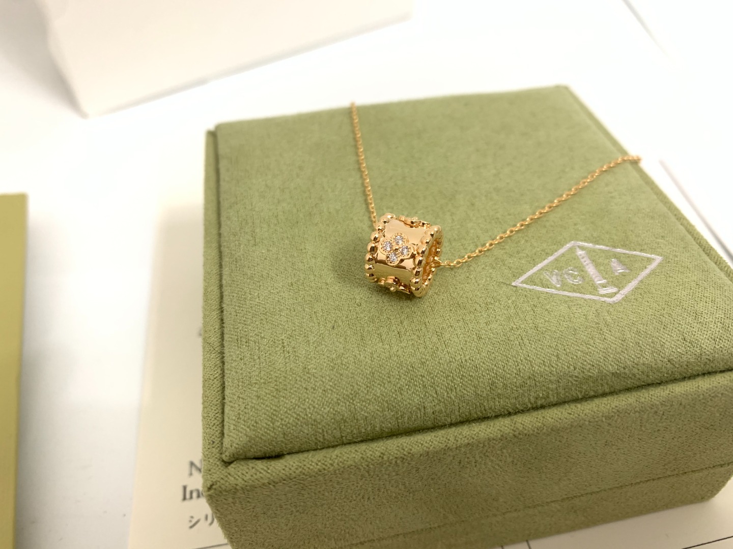 Van Cleef & Arpels kaleidoscope necklace set with diamonds