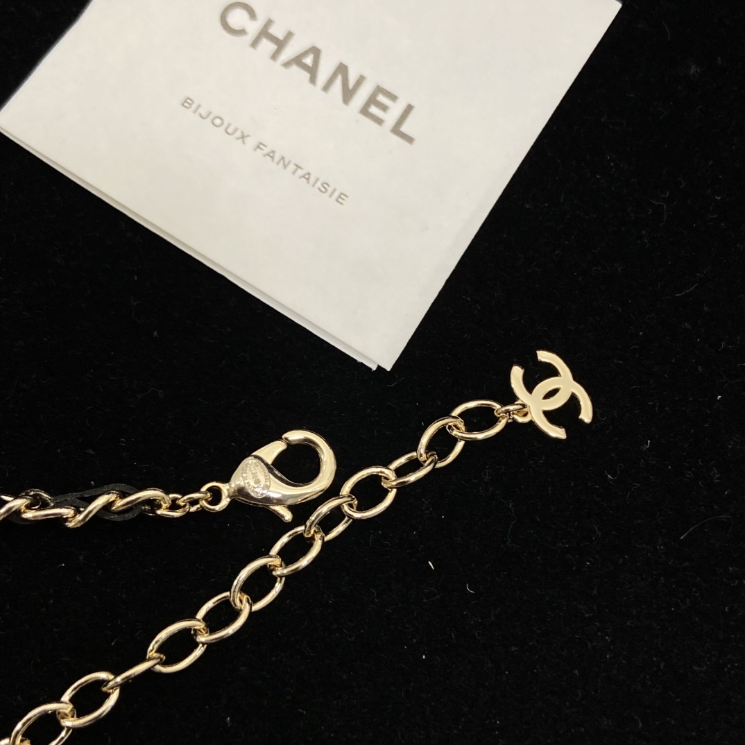 Chanel Double C is full of diamonds and feathers and wears a leather necklace, sweet and cool girly temperament