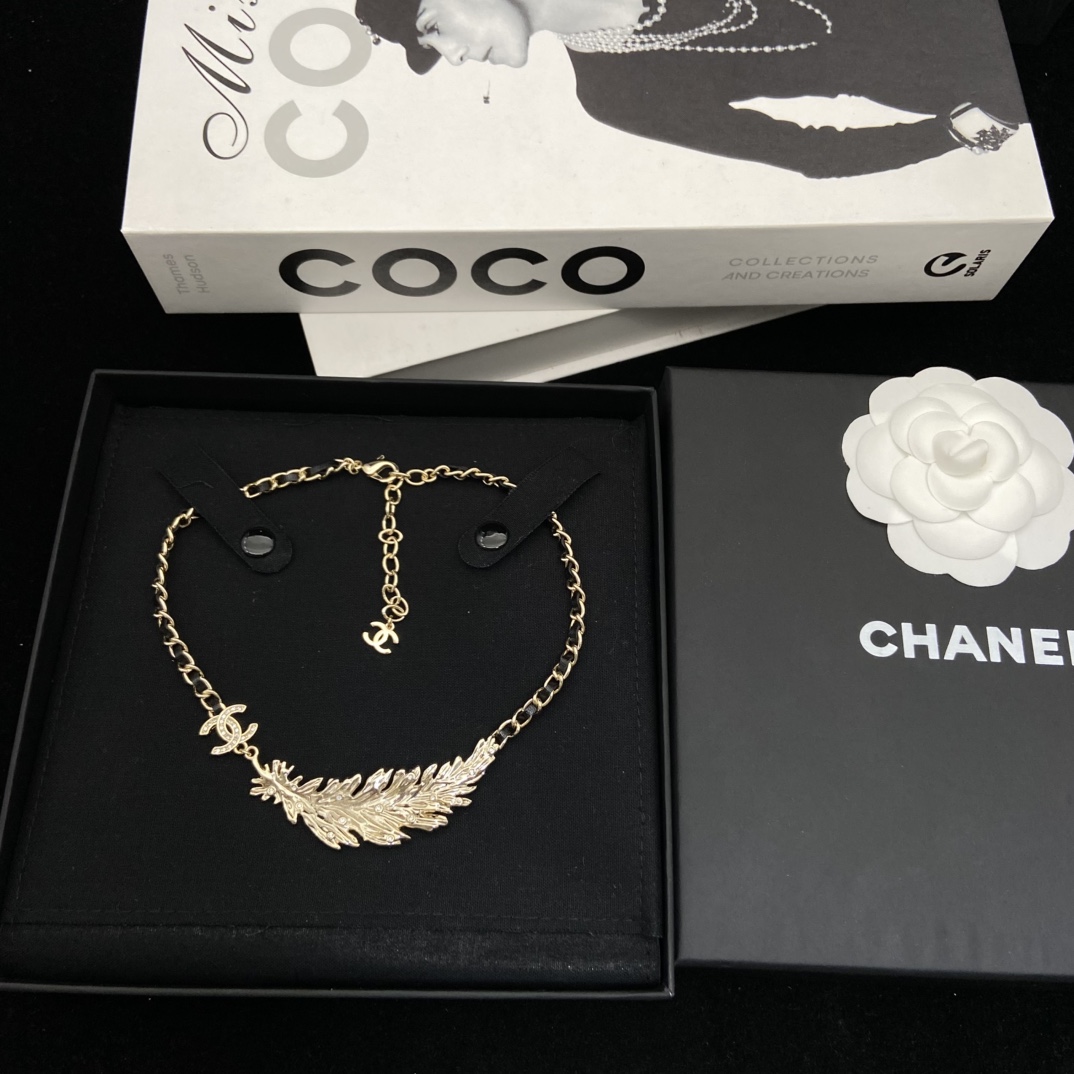 Chanel Double C is full of diamonds and feathers and wears a leather necklace, sweet and cool girly temperament