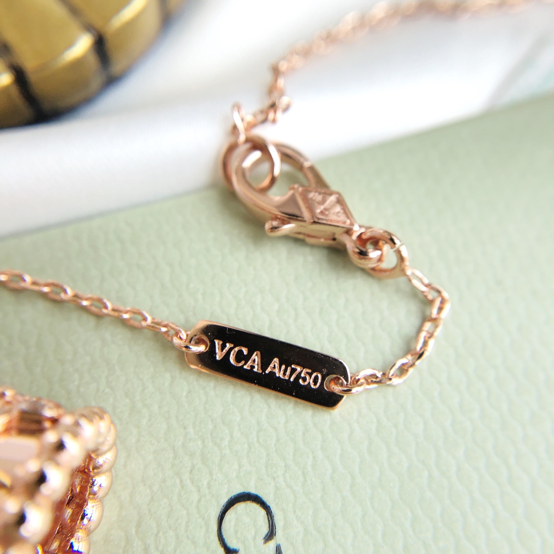 Van Cleef & Arpels kaleidoscope necklace set with diamonds