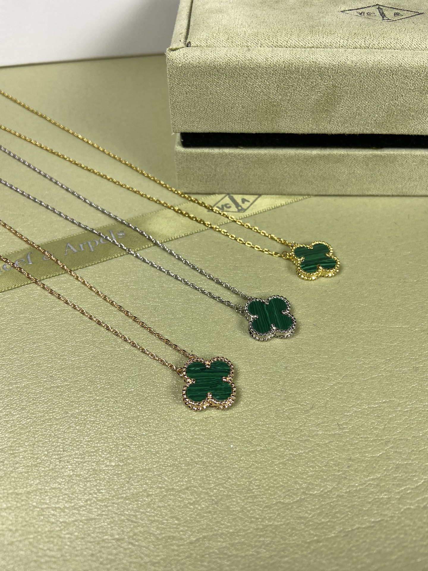 Van Cleef & Arpels malachite clover necklace