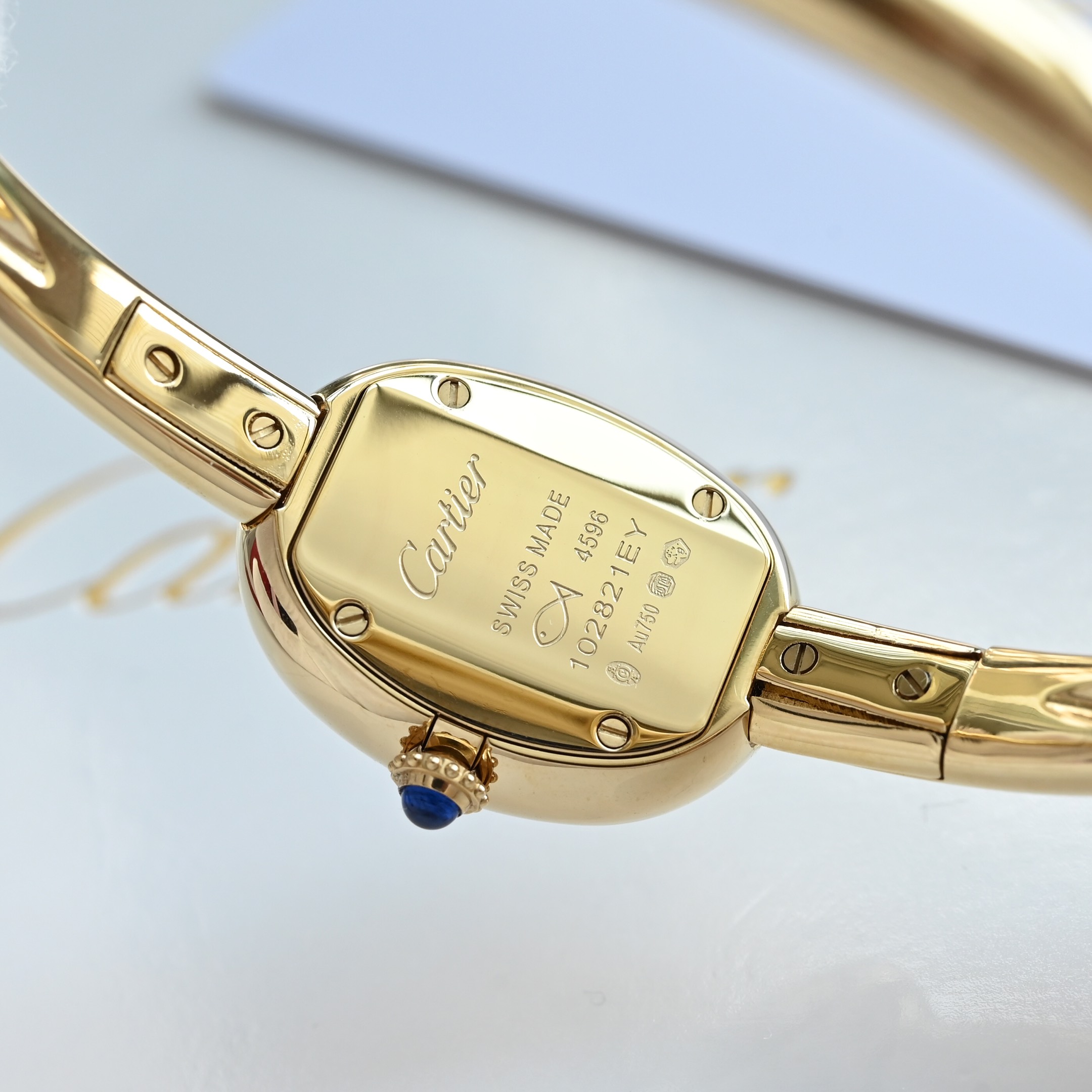 The new Cartier bathtub bracelet watch, 18k gold-plated version! A classic piece from Cartier's bathtub series watch. The all-new 'Baignoire' bathtub bracelet watch.