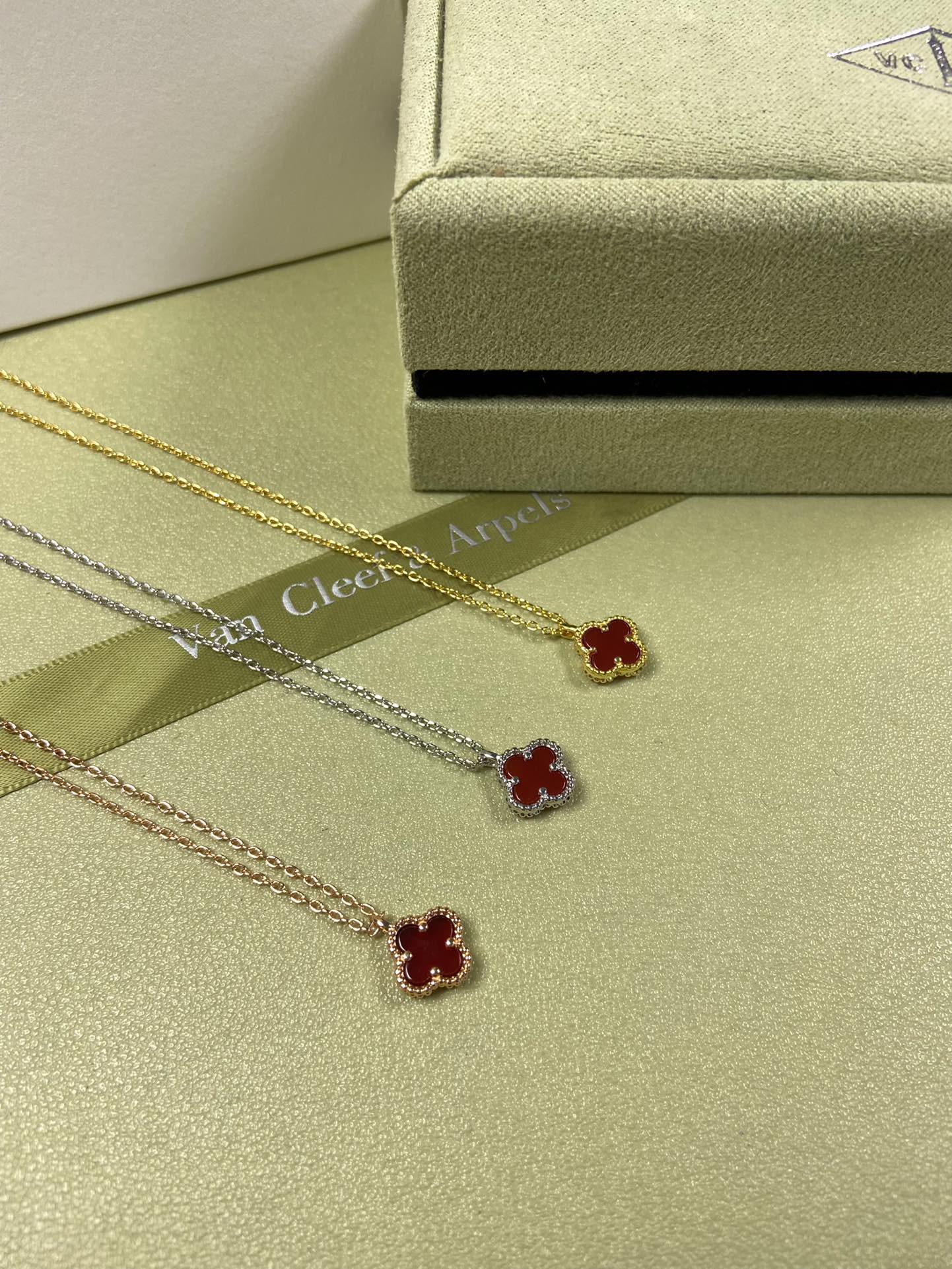 Van Cleef & Arpels mini carnelian clover necklace